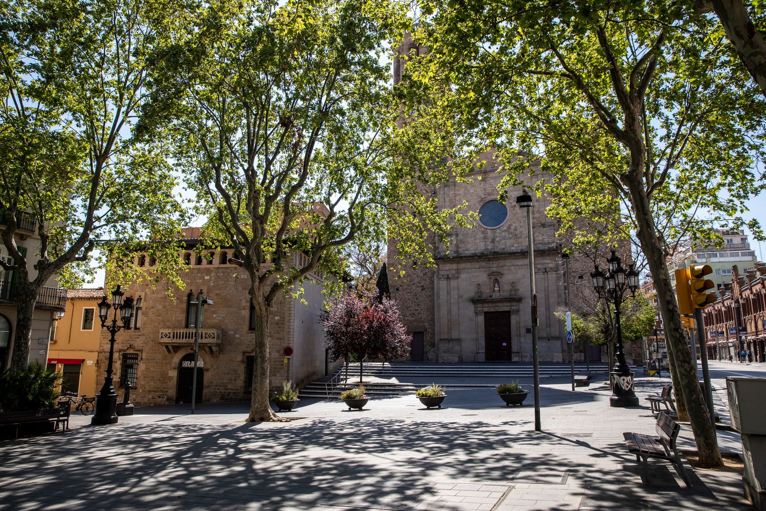 Plaça de Sarrià amb l’església de Sant Vicenç de Sarrià. En un lateral es veu el mercat. Districte de Sarrià - Sant Gervasi. Barri de Sarrià.