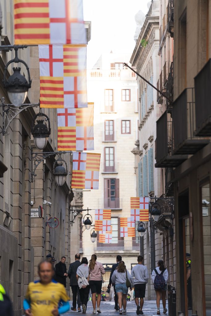 Calles con banderas de Barcelona en el día de La Mercè