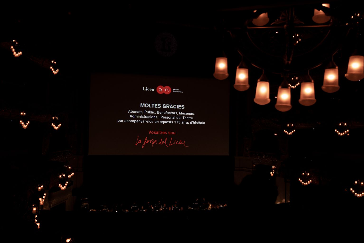 Pantalla al Gran Teatre del Liceu donant les gràcies a tots els que col·laboren amb la institució amb motiu del seu 175è aniversari