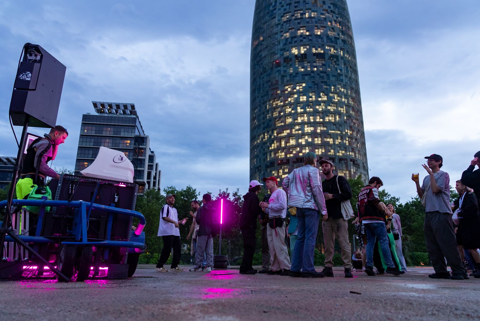 Pla general de la festa de cloenda del Model. Festival d'Arquitectures 2023 a càrrec de Temporary Pleasures a la coberta del pàrquing Ona Glòries. De fons, la Torre Glòries
