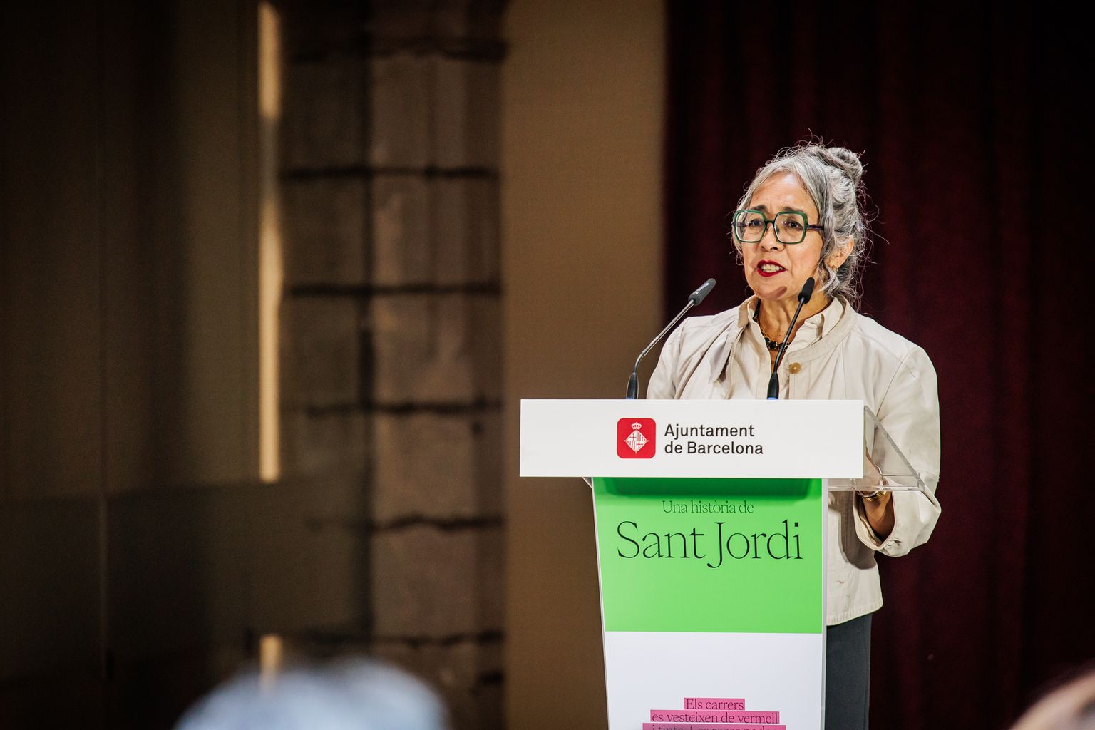 Parlamento de la escritora Cristina Rivera Garza, pregonera de la Lectura 2025, en el Palau de la Virreina durante el desayuno de Sant Jordi 2025