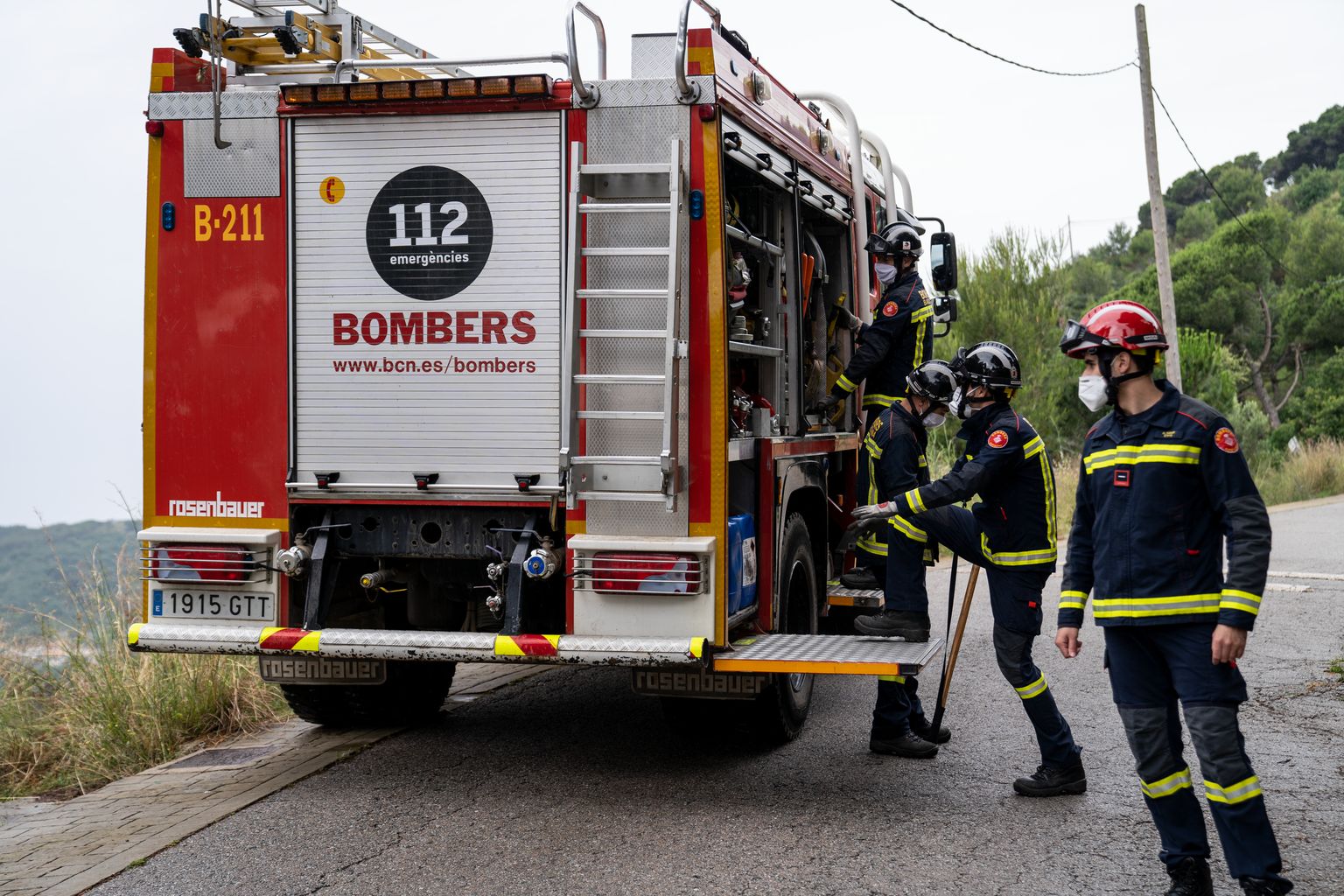 Uns bombers es preparen al costat del camió per a les accions relatives a la prevenció d'incendis al parc de Vallvidrera