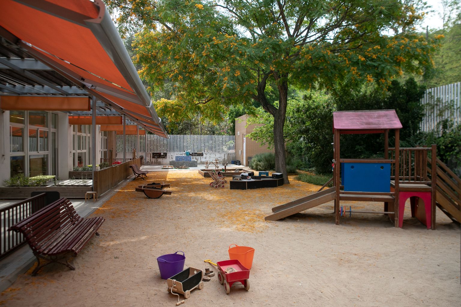 Pati amb una estructura de joc de fusta a l'Escola Bressol Municipal Tres Turons