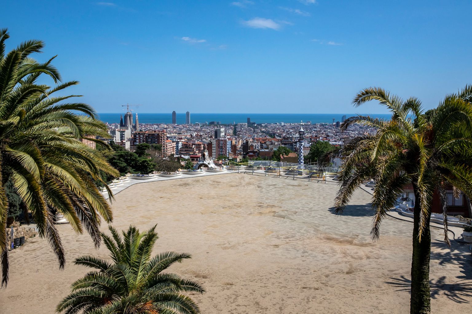 Vistas de Barcelona y de la plaza de la Natura, donde se encuentra el mirador, desde un punto elevado del Park Güell.