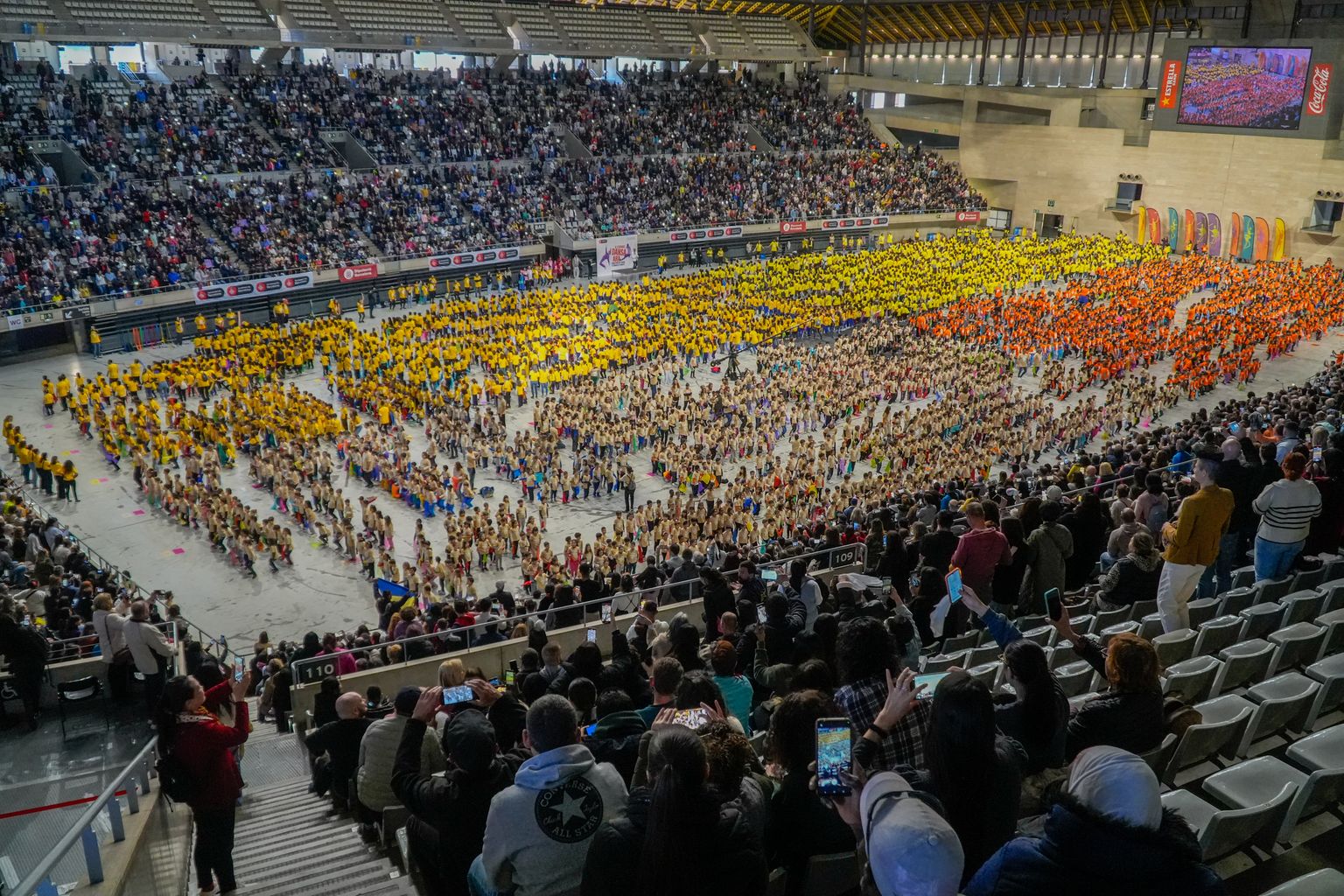 Vista de l'interior del Palau Sant Jordi amb el públic a la graderia i els infants participant al Dansa Ara 2024.