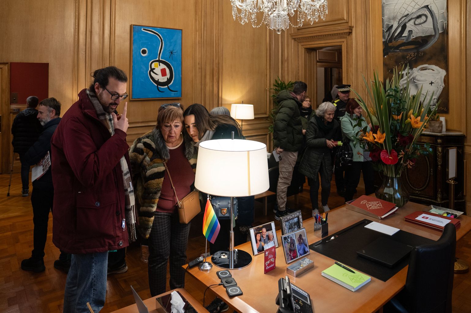 Algunes persones visitant el despatx institucional durant les jornades de portes obertes de l’Ajuntament