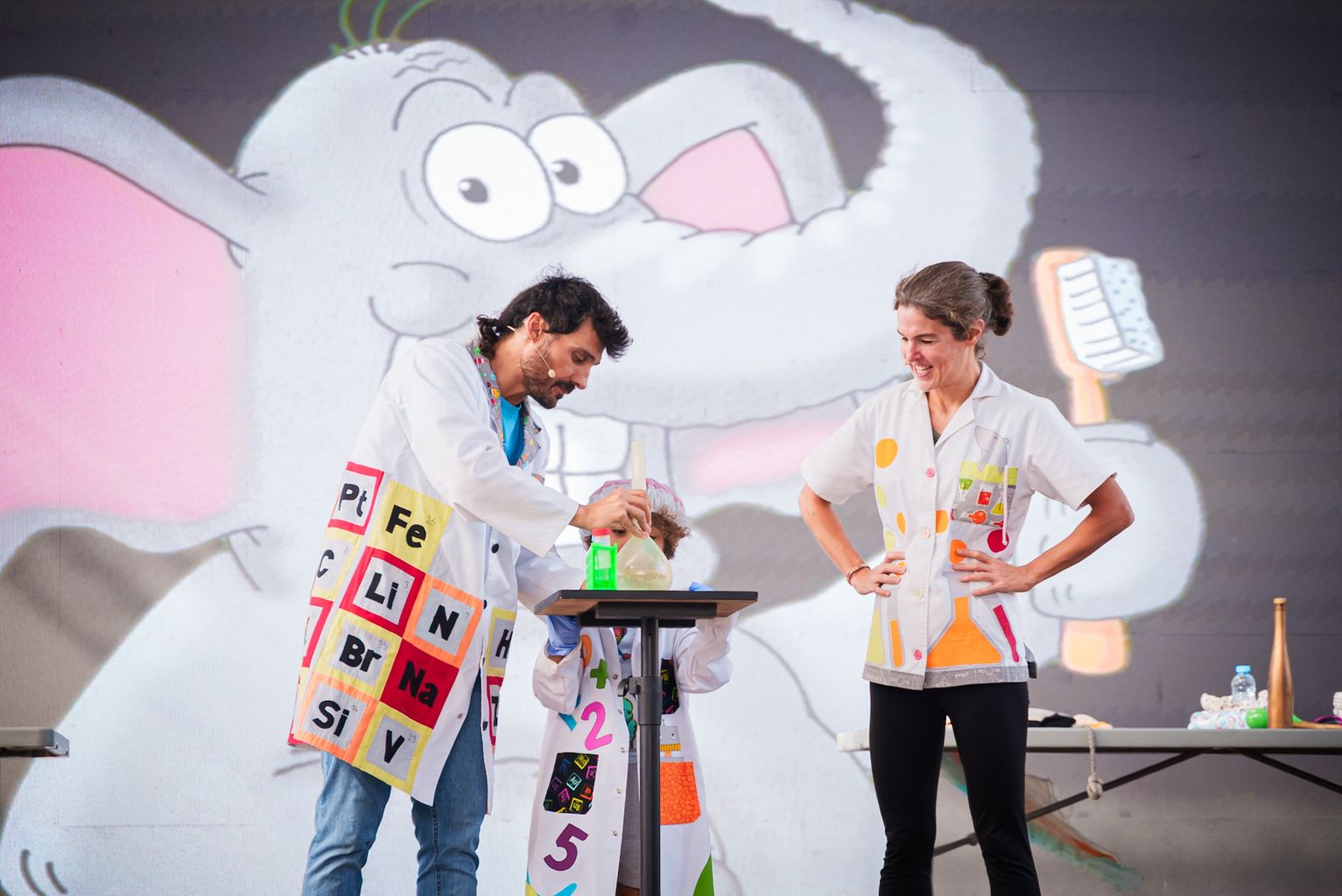 Dos personas interpretando el espectáculo “Clowntífics i el Laboratodoelmundorio” en el escenario del día de la Fiesta de la Ciencia