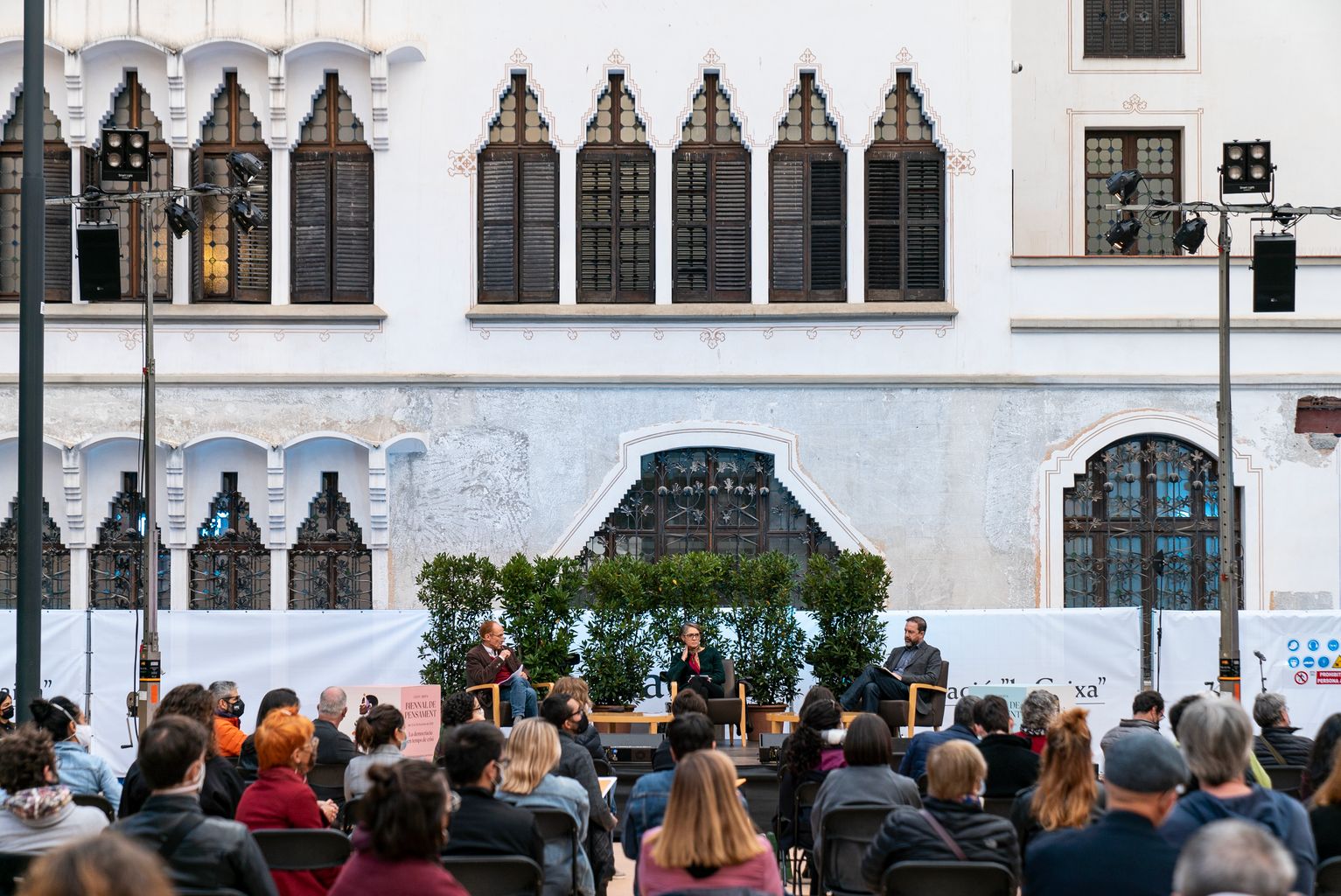 Vista general del públic i dels participants a la taula rodona "Contra l'eclipsi de la fraternitat: un esforç més, ciutadans!" de la Biennal de pensament 2020