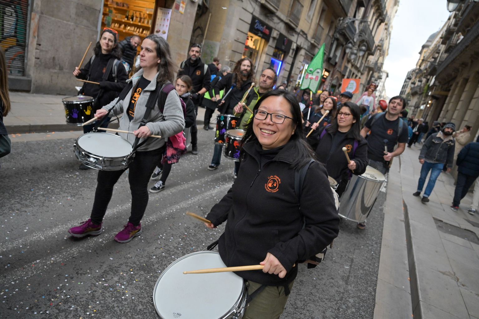 Tabalers entrant a la plaça de Sant Jaume a la trobada de tabalers 'Els batecs de la Laia'