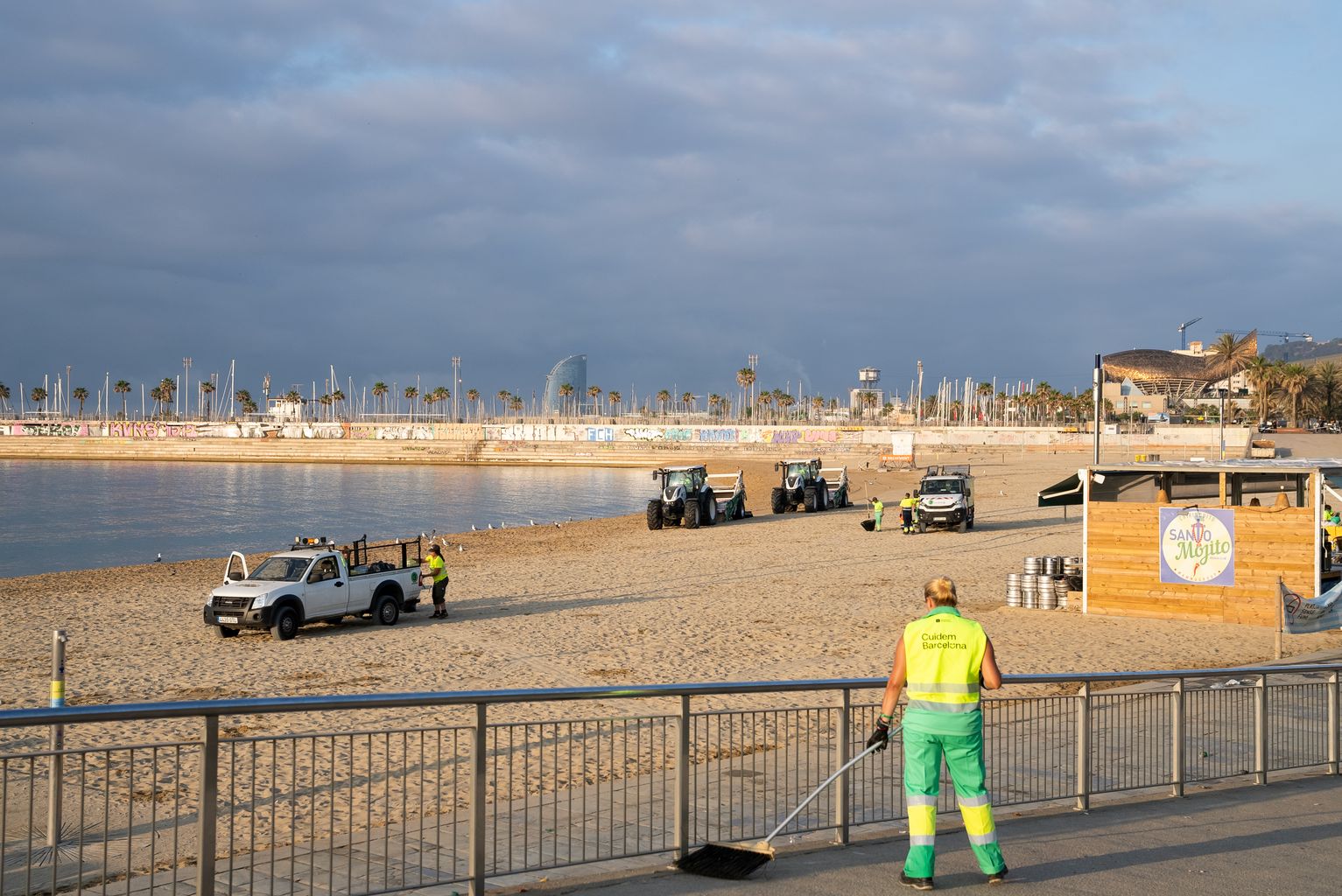 Camions de neteja acaben de netejar la platja després del dispositiu especial de neteja de platges l’endemà de la revetlla de Sant Joan.