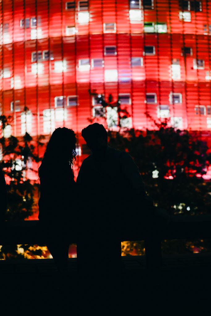 Dues siluetes davant la il·luminació amb l'espectacle 'OKEANÓS', d'Anna Rierola, a la Torre Glòries durant el Festival Llum BCN 2025.