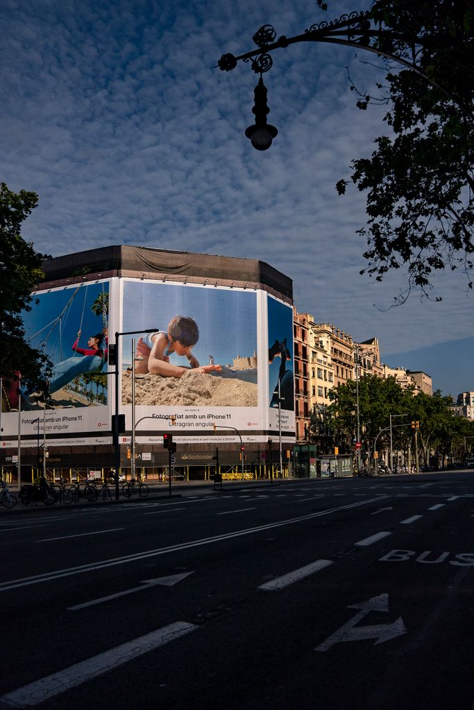 Districte de l’Eixample. Barri de la Dreta de l’Eixample. Passeig de Gràcia cruïlla carrer d’Aragó sense trànsit ni gent