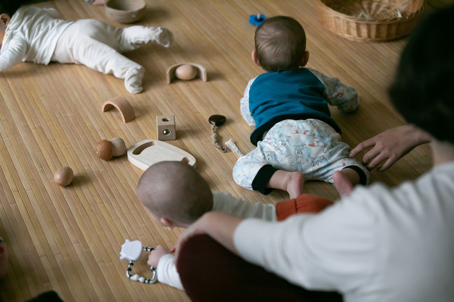 Familiars i infants compartint joc i moments a l'espai familiar