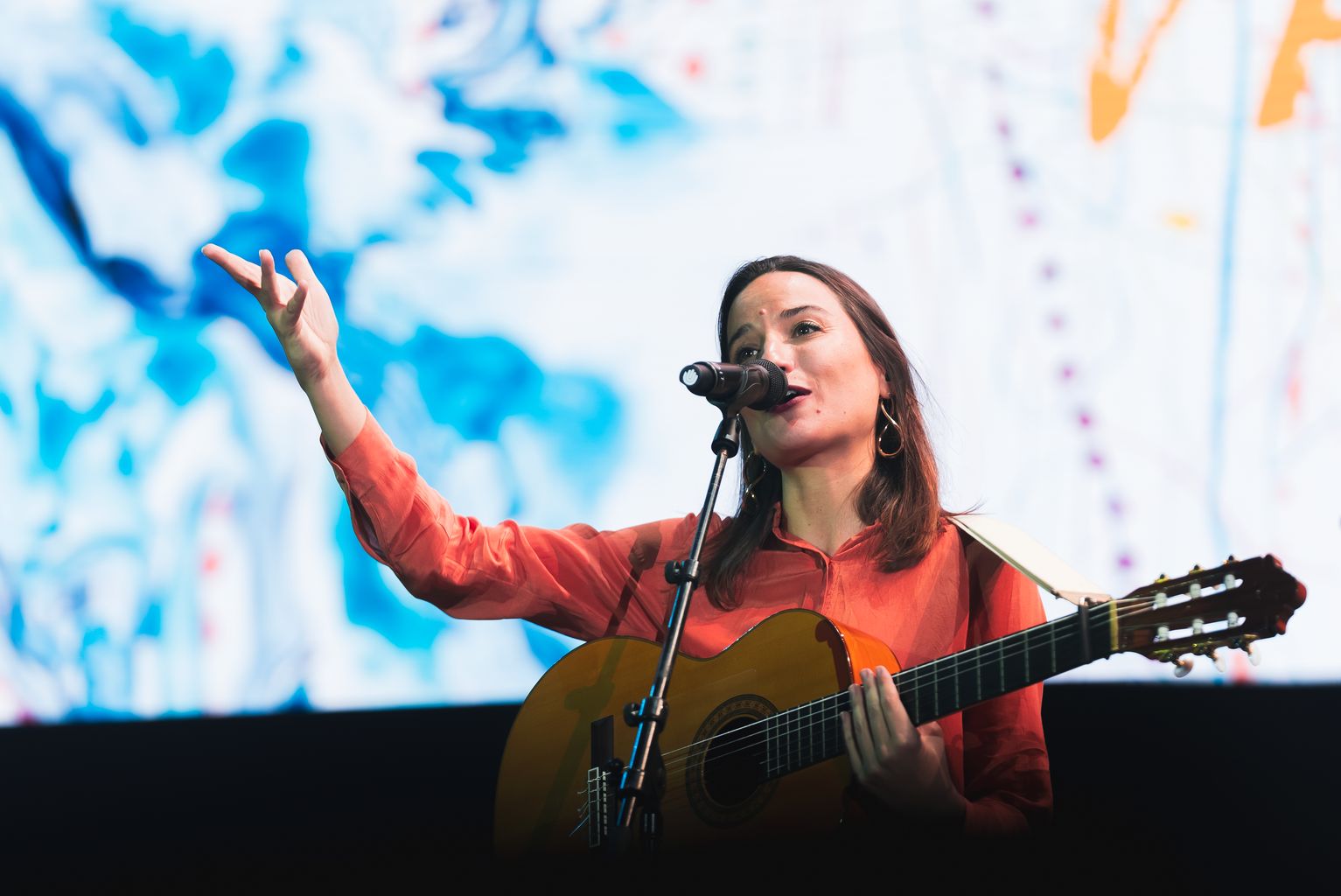 Actuació de Judit Neddermann durant el concert ‘Barcelona amb València’
