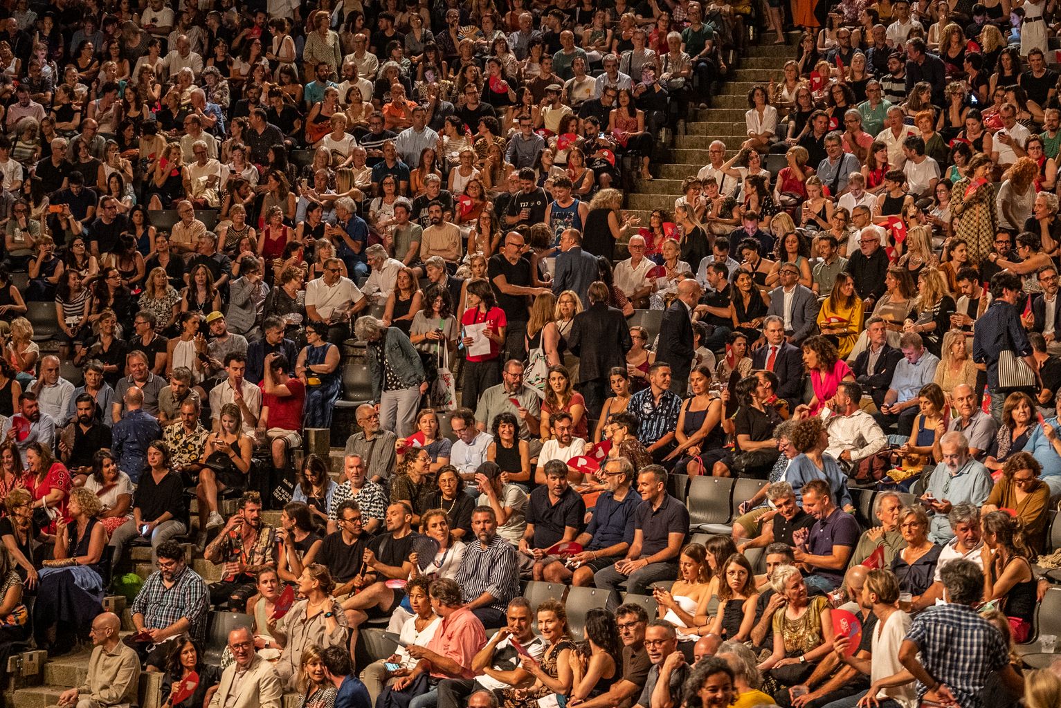 Pla general del públic assistent a l’espectacle d’inauguració del Festival Grec 2023.