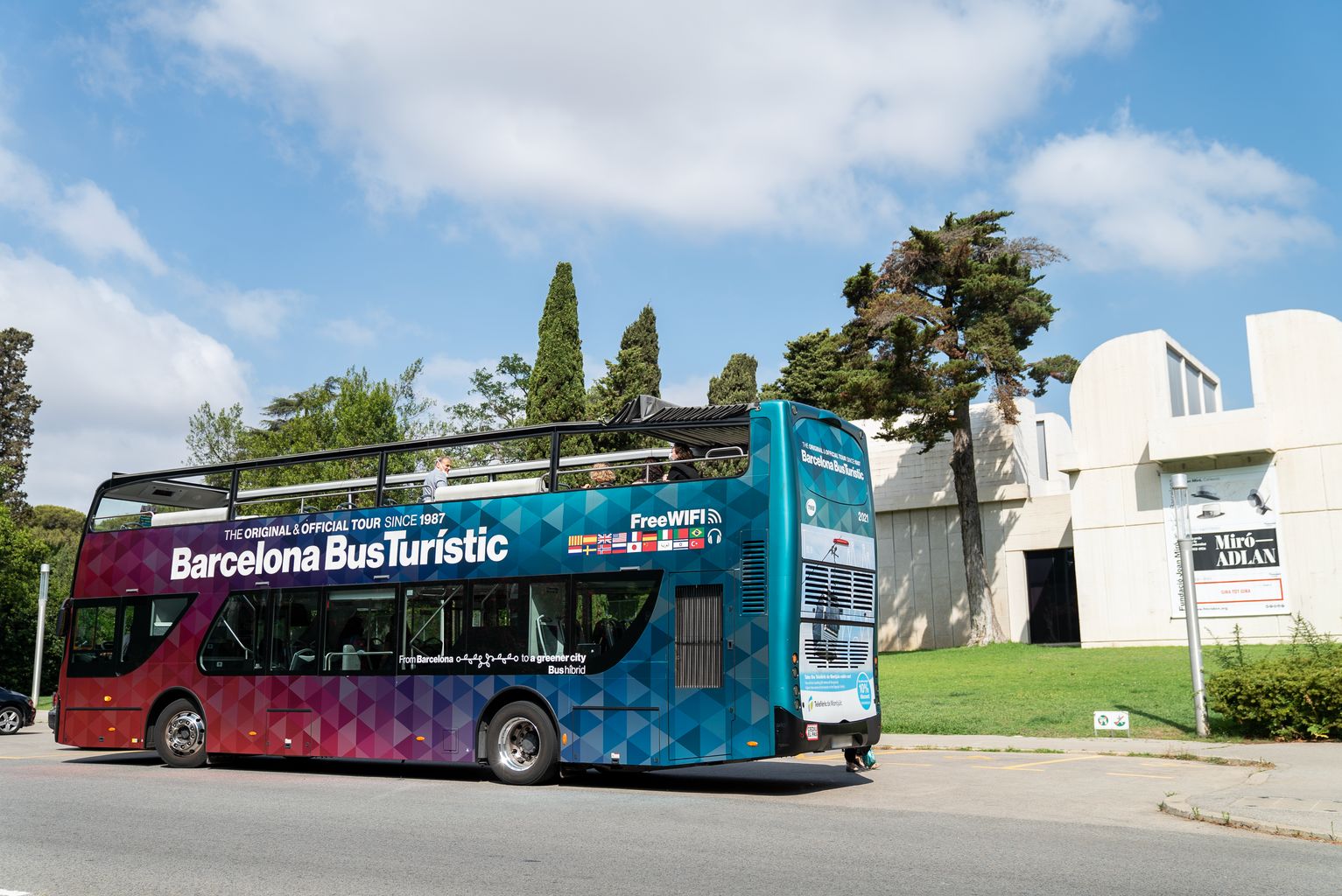 Bus turístic passant per davant de la Fundació Miró