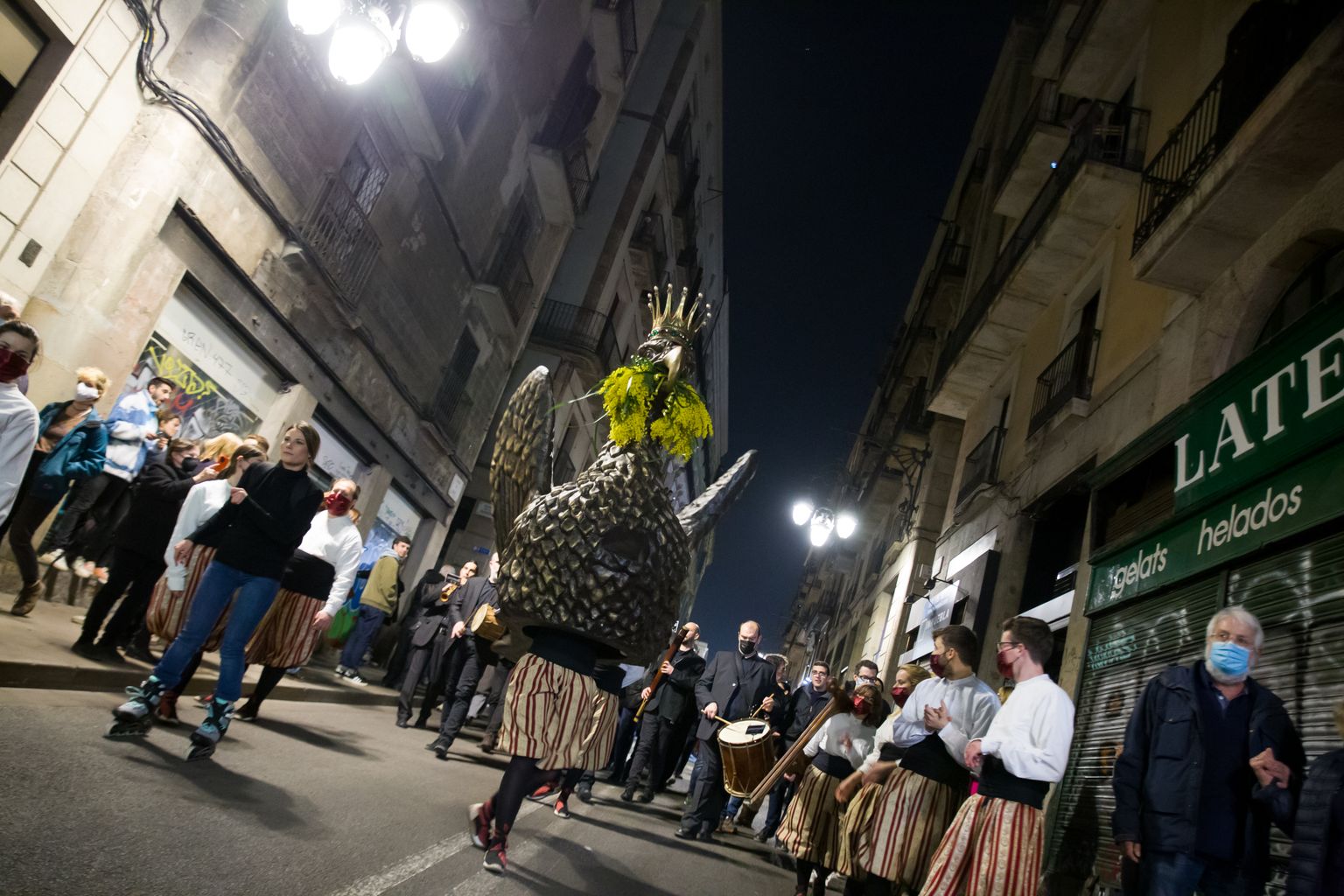 Àliga de Barcelona, que encapçala la comitiva que es dirigeix a Santa Maria del Mar, seguida pels músics de la cobla Espremulls.