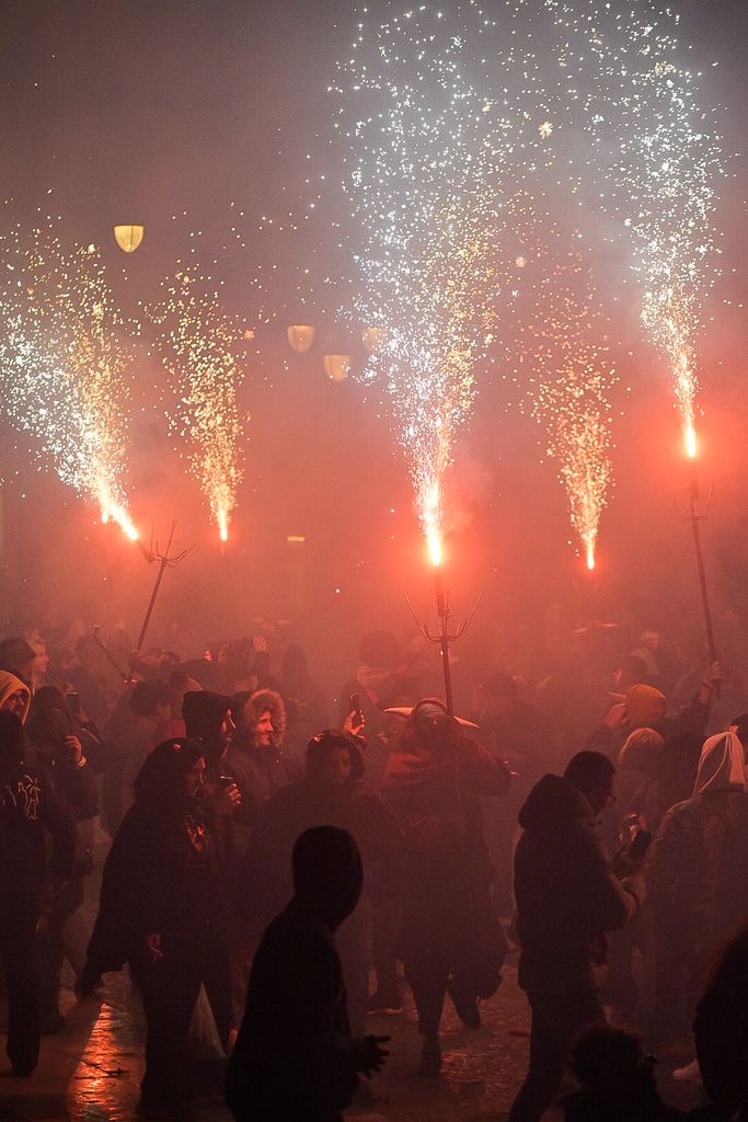Diverses forques enceses al correfoc de les Festes de Santa Eulàlia