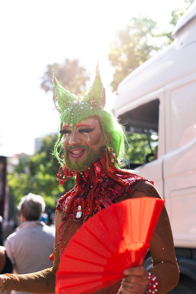 Retrato de una “drag queen” al inicio del desfile del Pride 2022