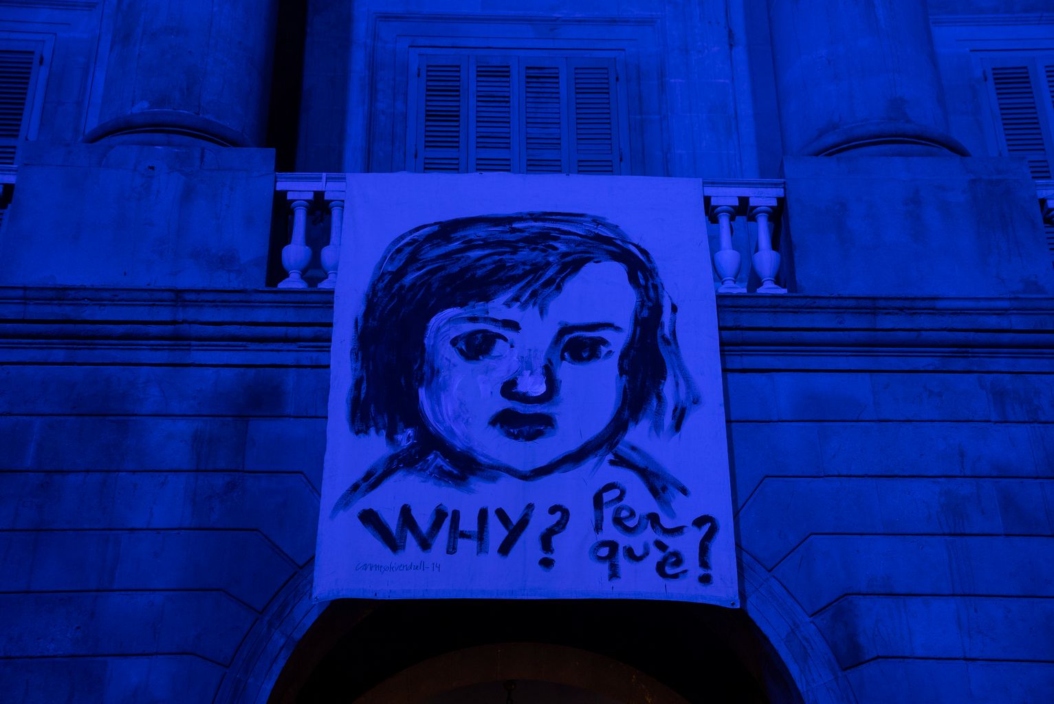 Façana de l'Ajuntament il·luminada de blau per commemorar el Dia Mundial de la Infància i la pancarta penjada al balcó