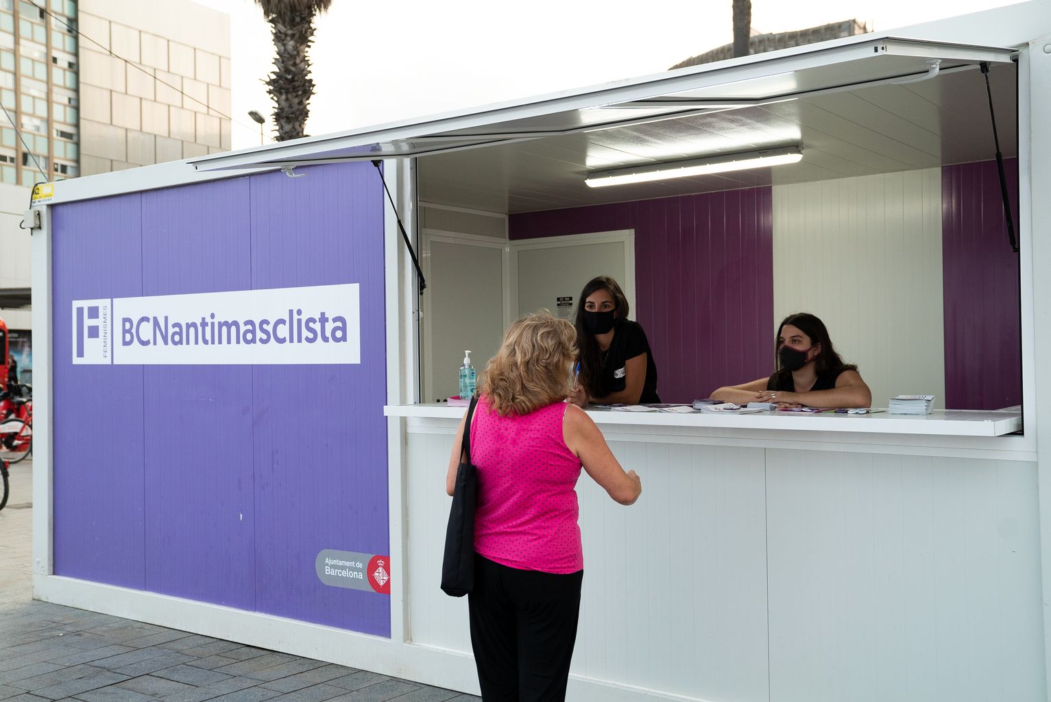 Una ciutadana s’apropa a l’estand de BCNantimasclista per rebre informació