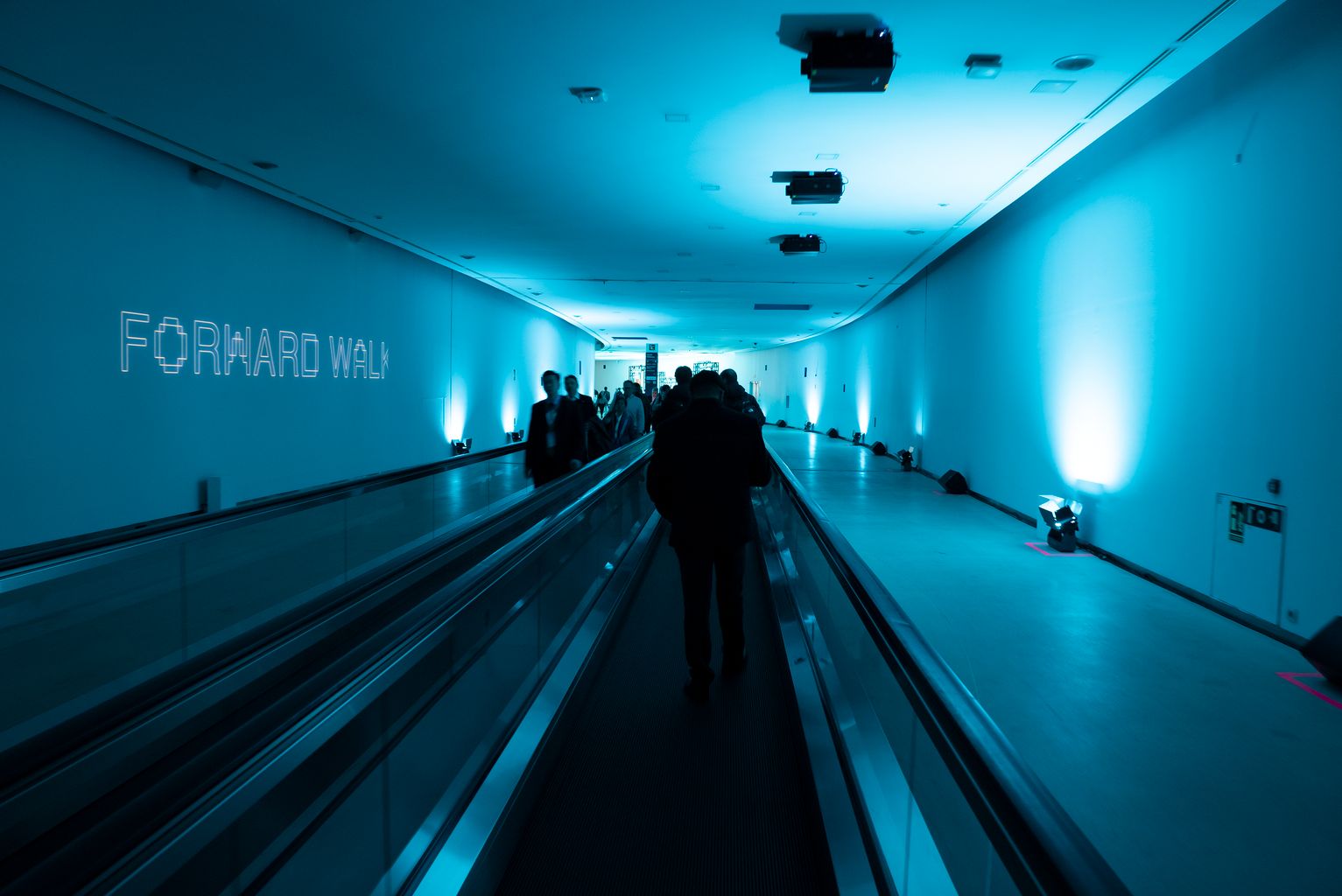 Passarel·les mecàniques de l'interior de la Fira Gran Via durant la primera jornada del Mobile World Congress.