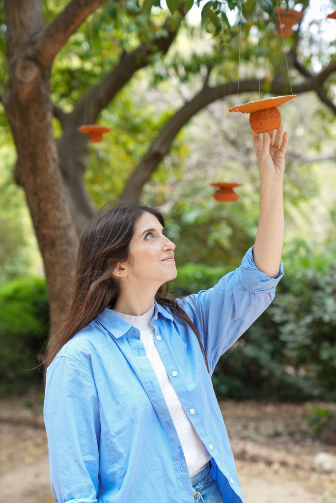 Ana Gallego durant la instal·lació col·lectiva ‘Beeodiversity’ al parc de les Aigües.