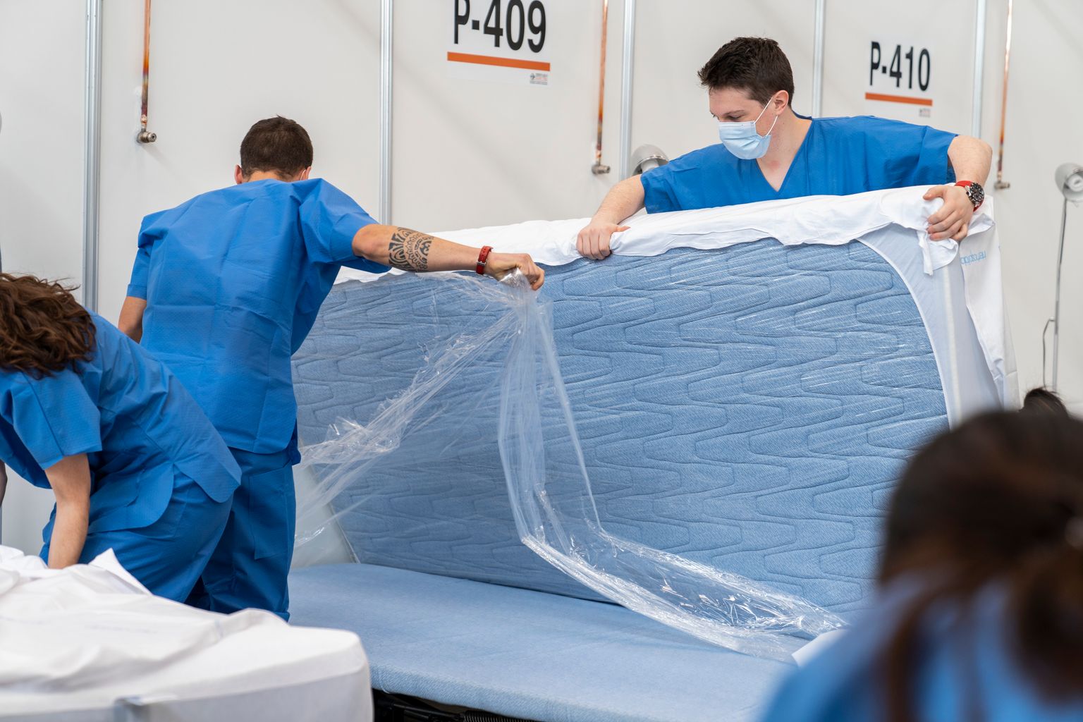 Pavelló Salut Guinardó. Personal sanitari fa els llits