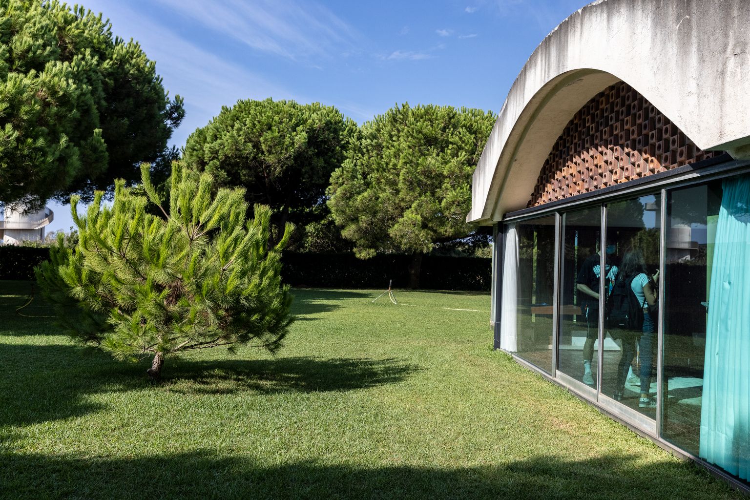 Porta exterior i jardins de la Casa Gomis a la Ricarda (el Prat de Llobregat)