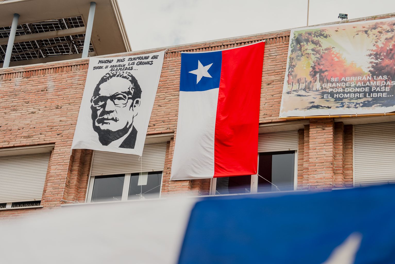 Pancartes i banderes en honor a Salvador Allende