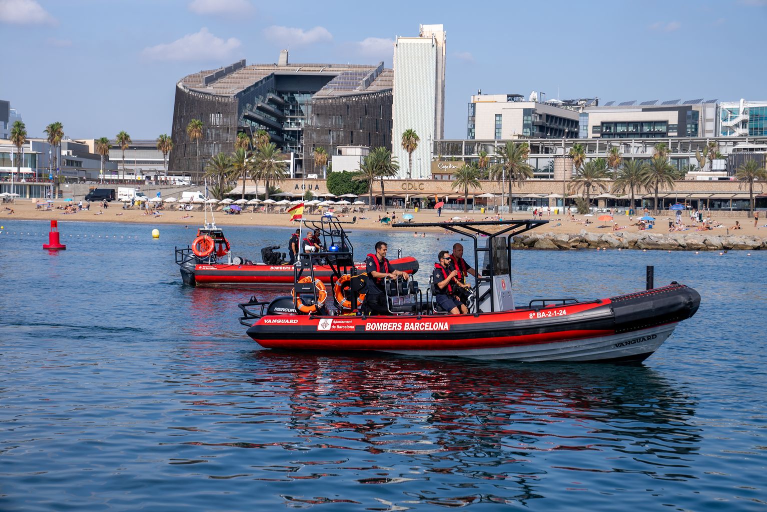 Dues llanxes amb part de l’equip del dispositiu navegant pel port