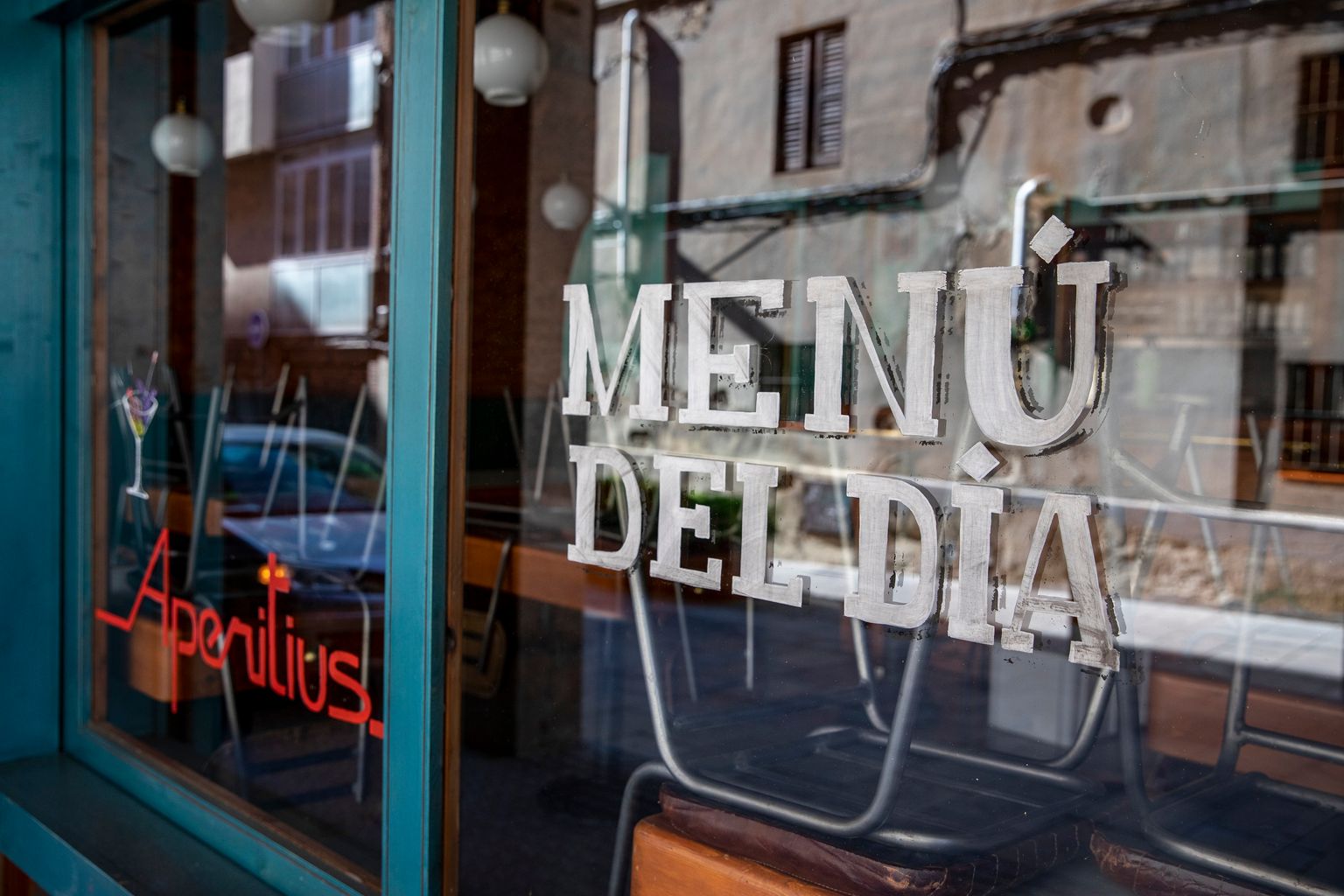 Un dels negocis de restauració de la plaça de la Concòrdia tancat i les taules i cadires recollides. Districte de les Corts.