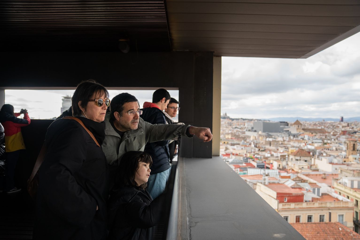 Una família de visitants mira des del terrat per les jornades de portes obertes de l’Ajuntament