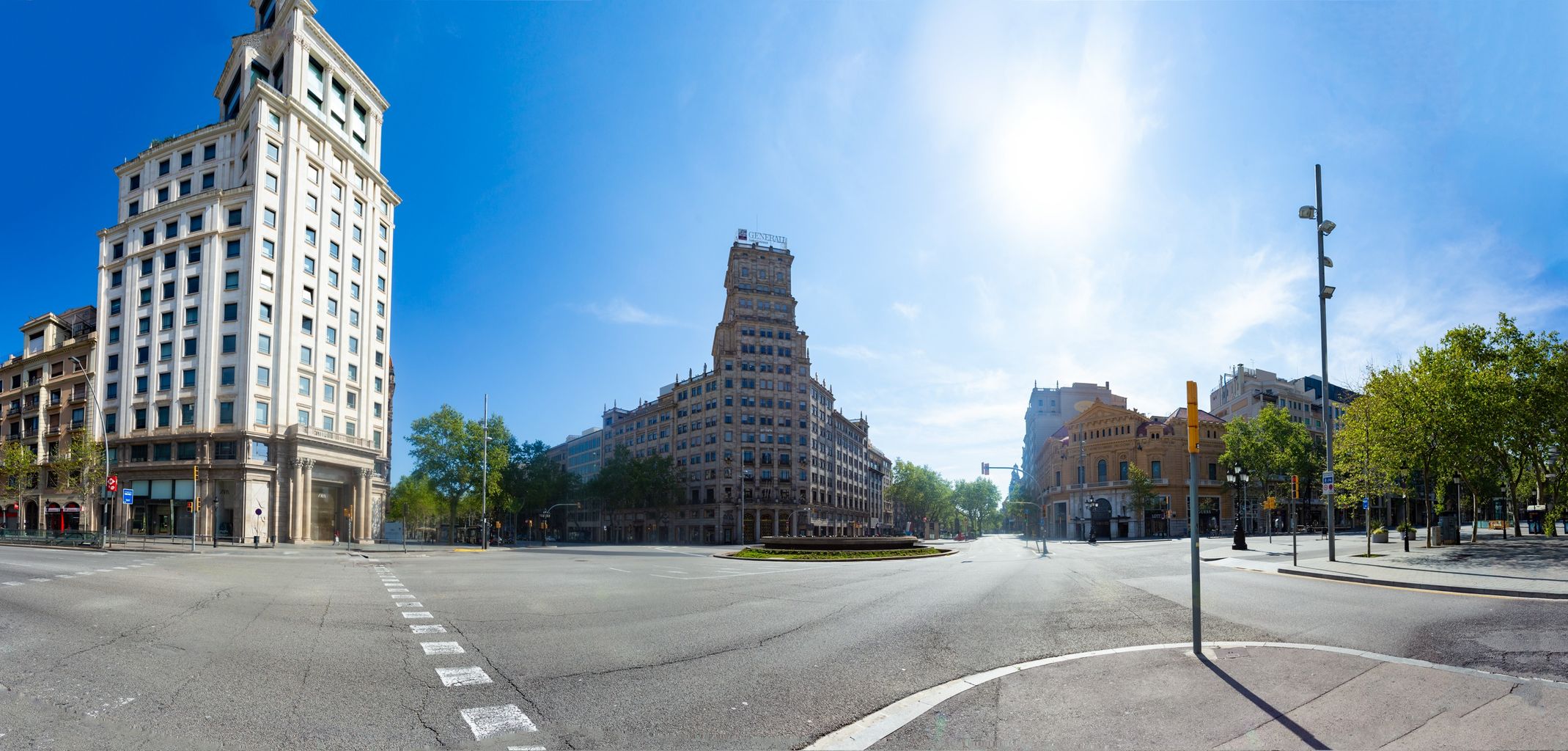Paseo de Gràcia, cruce con Gran Via de les Corts Catalanes. Distrito de L’Eixample. Barrio de la Dreta de l’Eixample. 