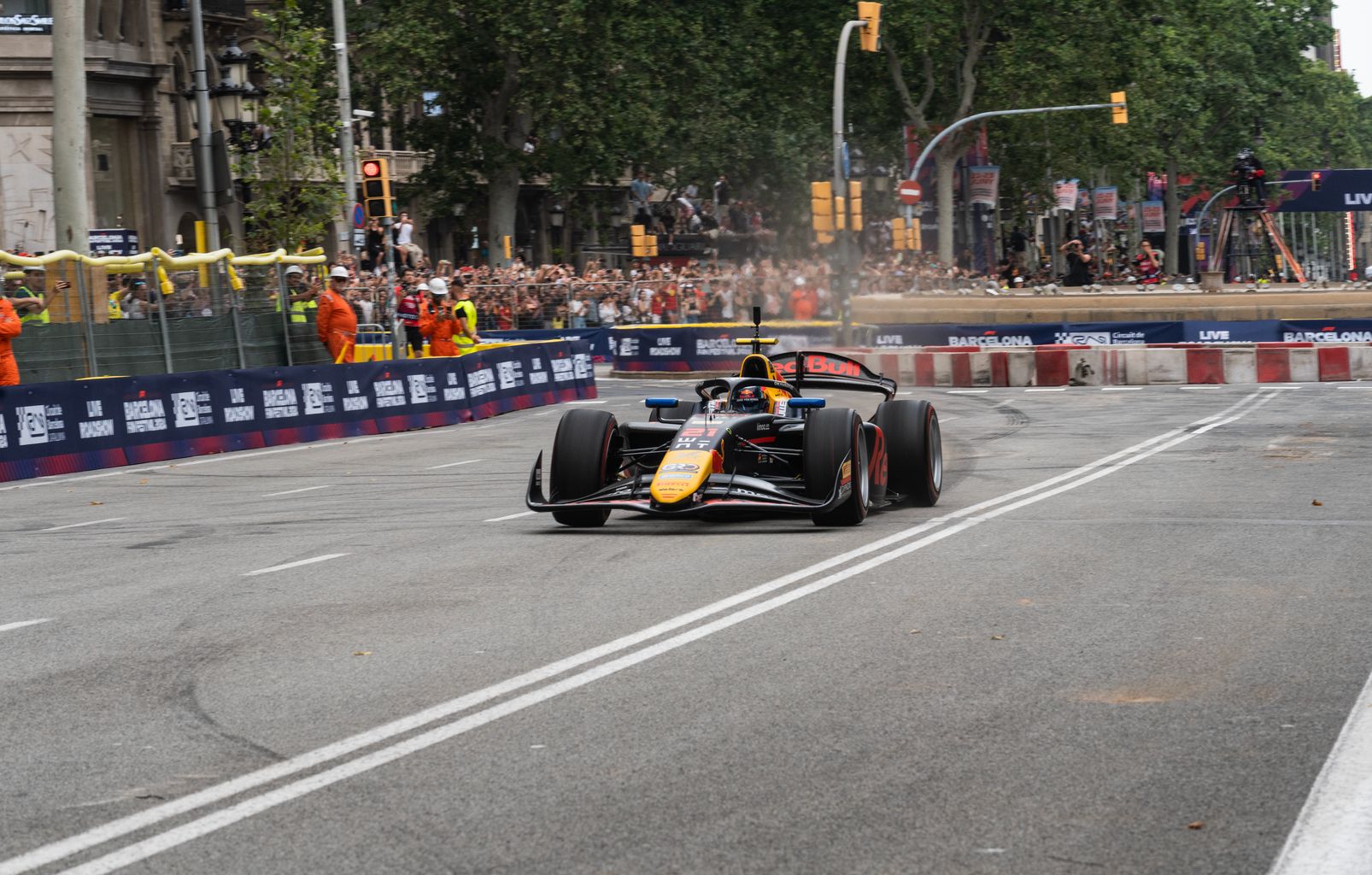 Cotxe de Fórmula 1 recorrent el circuit de passeig de Gràcia al ‘road show’.