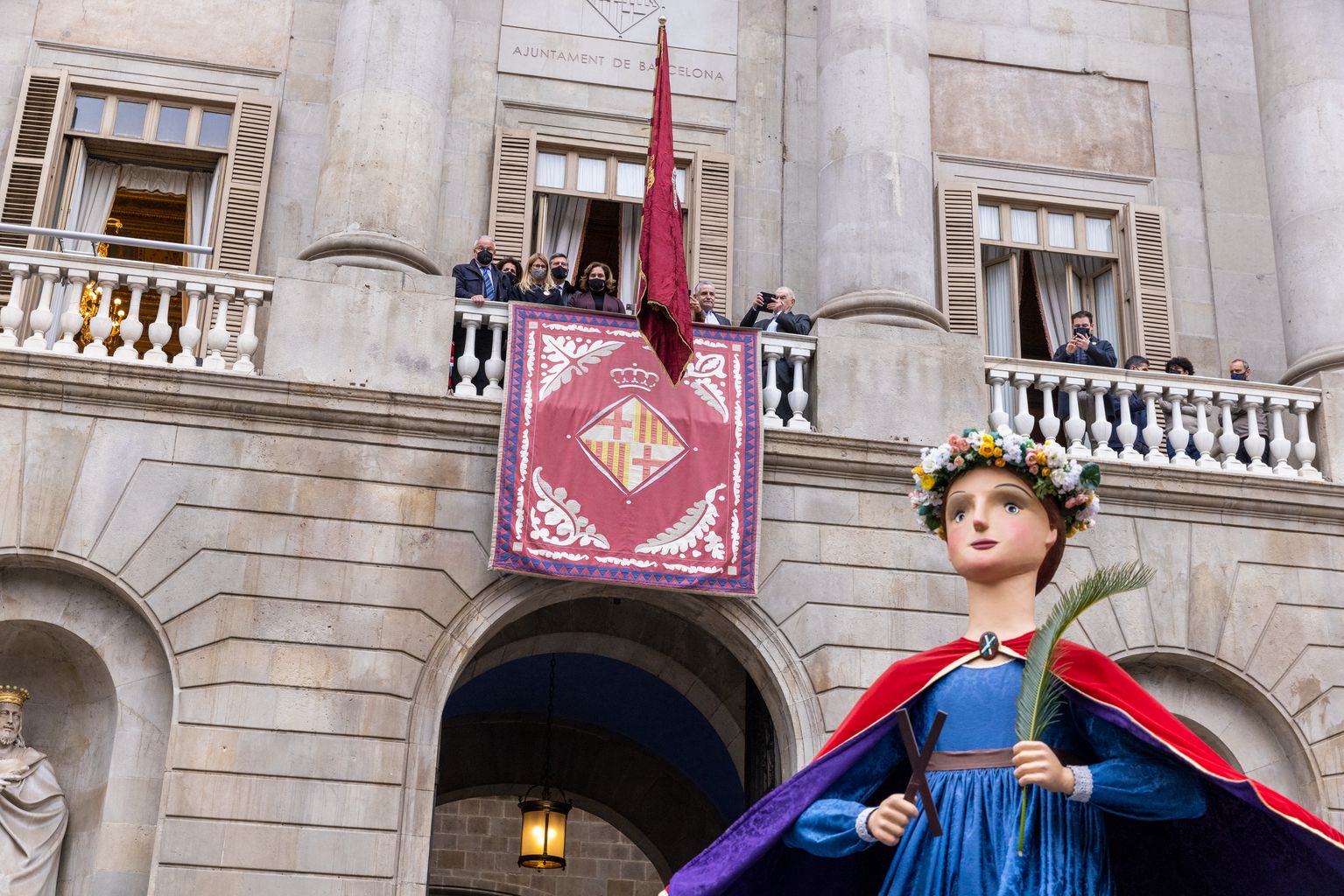 Ballada de la geganta Laia a la plaça de Sant Jaume durant la col·locació del penó de Santa Eulàlia.
