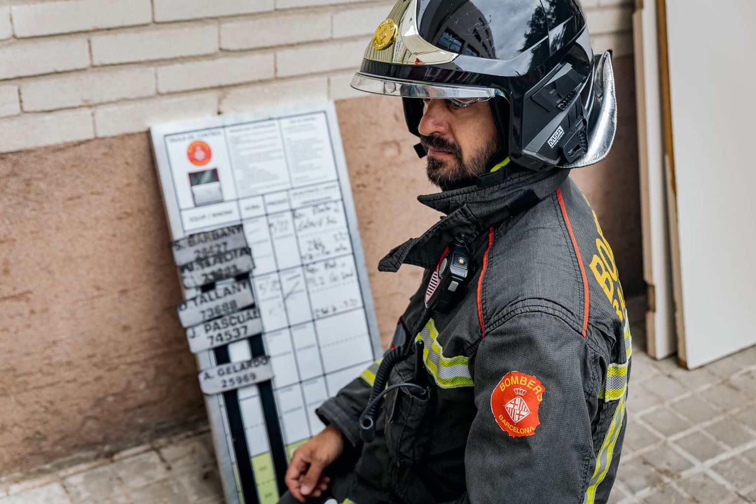 Comandament dels Bombers a càrrec de la pissarra amb els noms dels bombers que participen en el dispositiu del simulacre d’incendi.