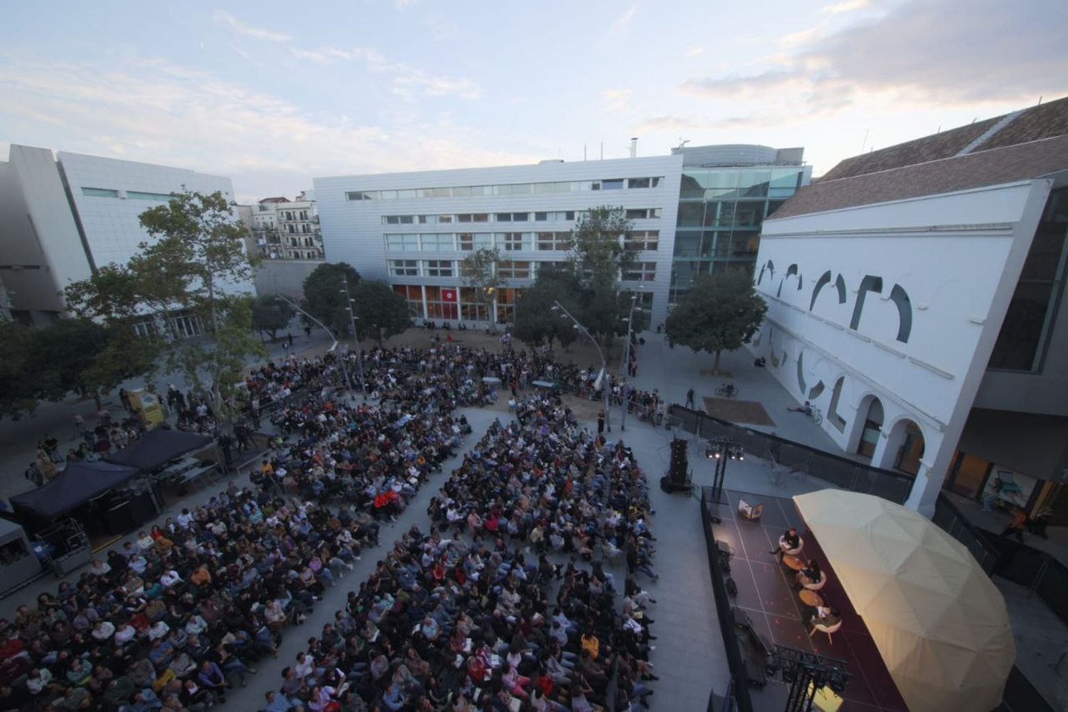 Vista en altura del público reunido en el CCCB para seguir la charla "El deseo insubordinado" en el marco de la Bienal de Pensamiento 2024