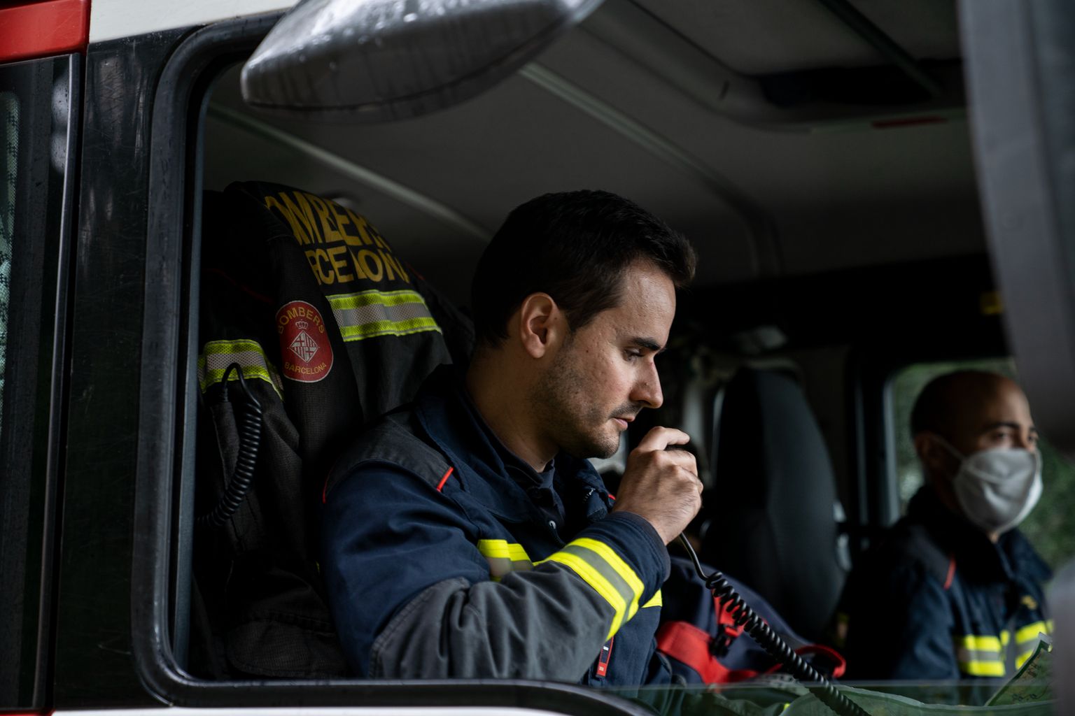 Un bomber de Barcelona parla per la ràdio dins del vehicle