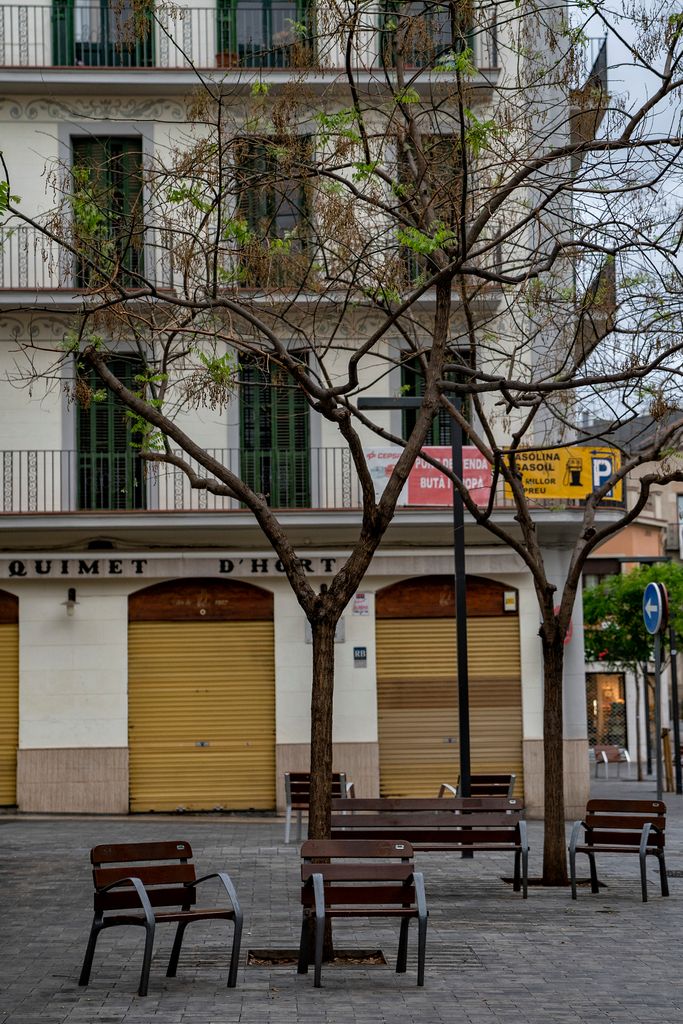 Districte d’Horta-Guinardó. Barri d’Horta. Plaça d’Eivissa sense gent i amb els comerços tancats