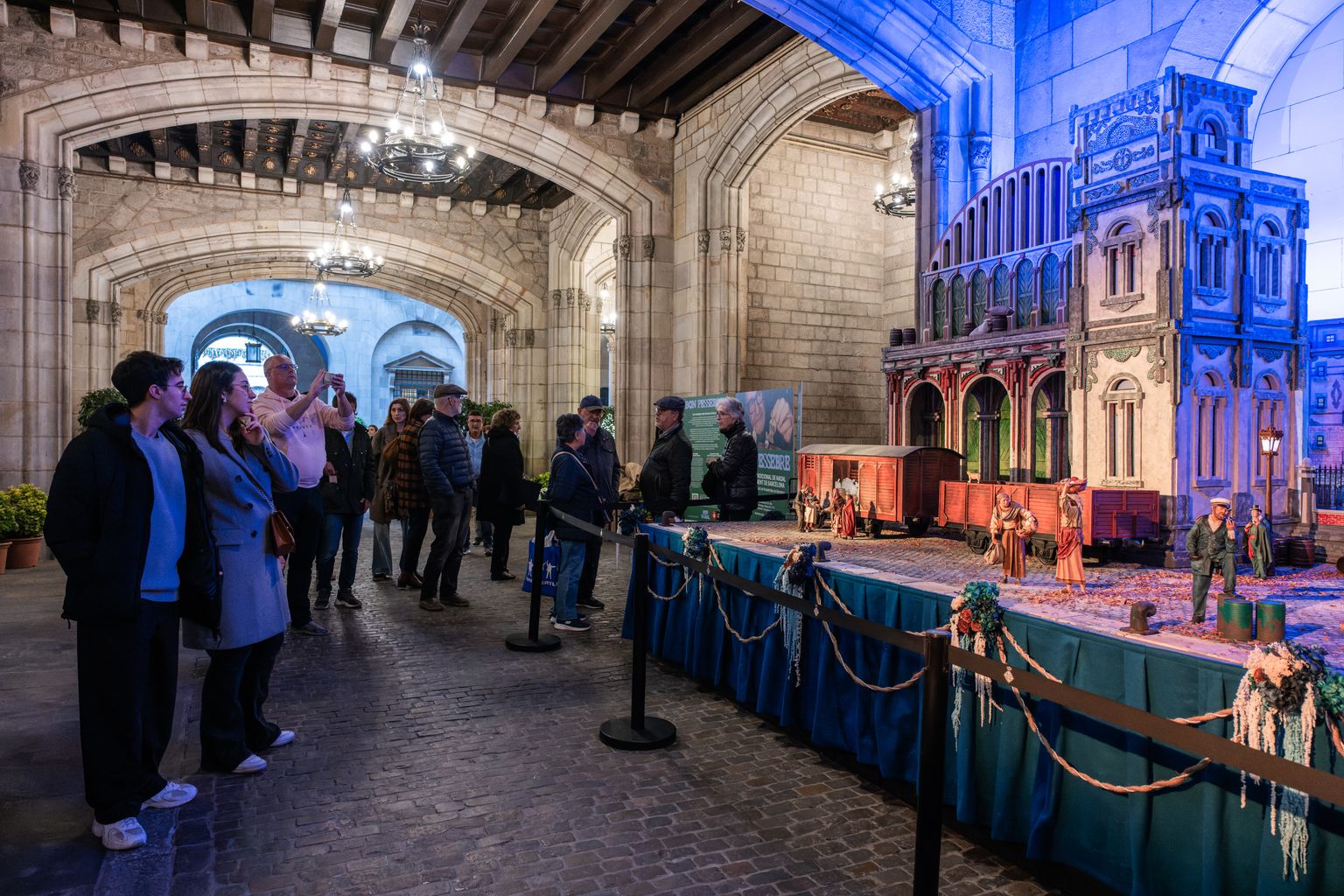 Visitants davant el pessebre tradicional del Pati de Carruatges de l’Ajuntament