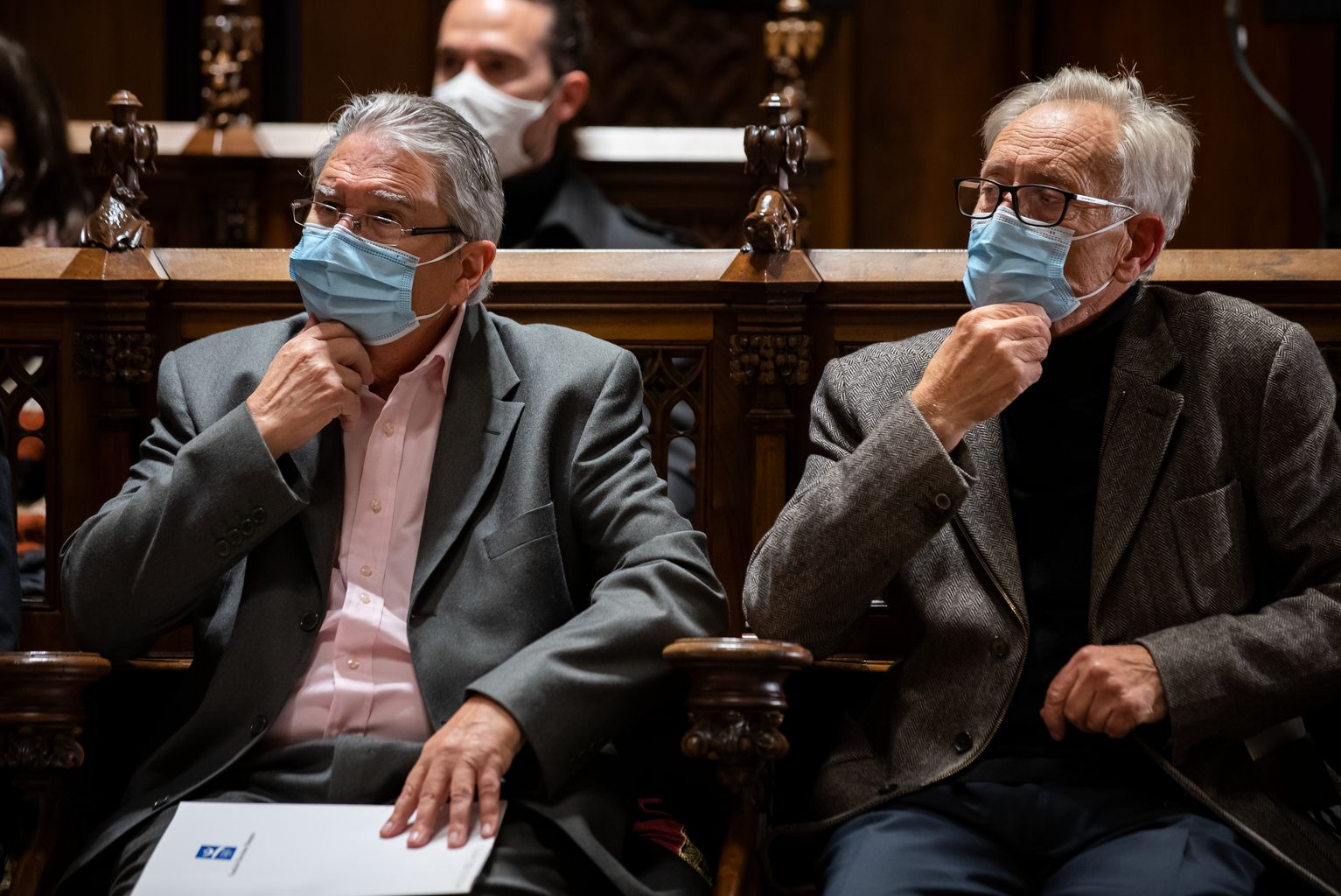 Els guardonats amb la Medalla d'Or al mèrit esportiu, en Manuel Ibern i en Juli Pernas, asseguts als escons laterals