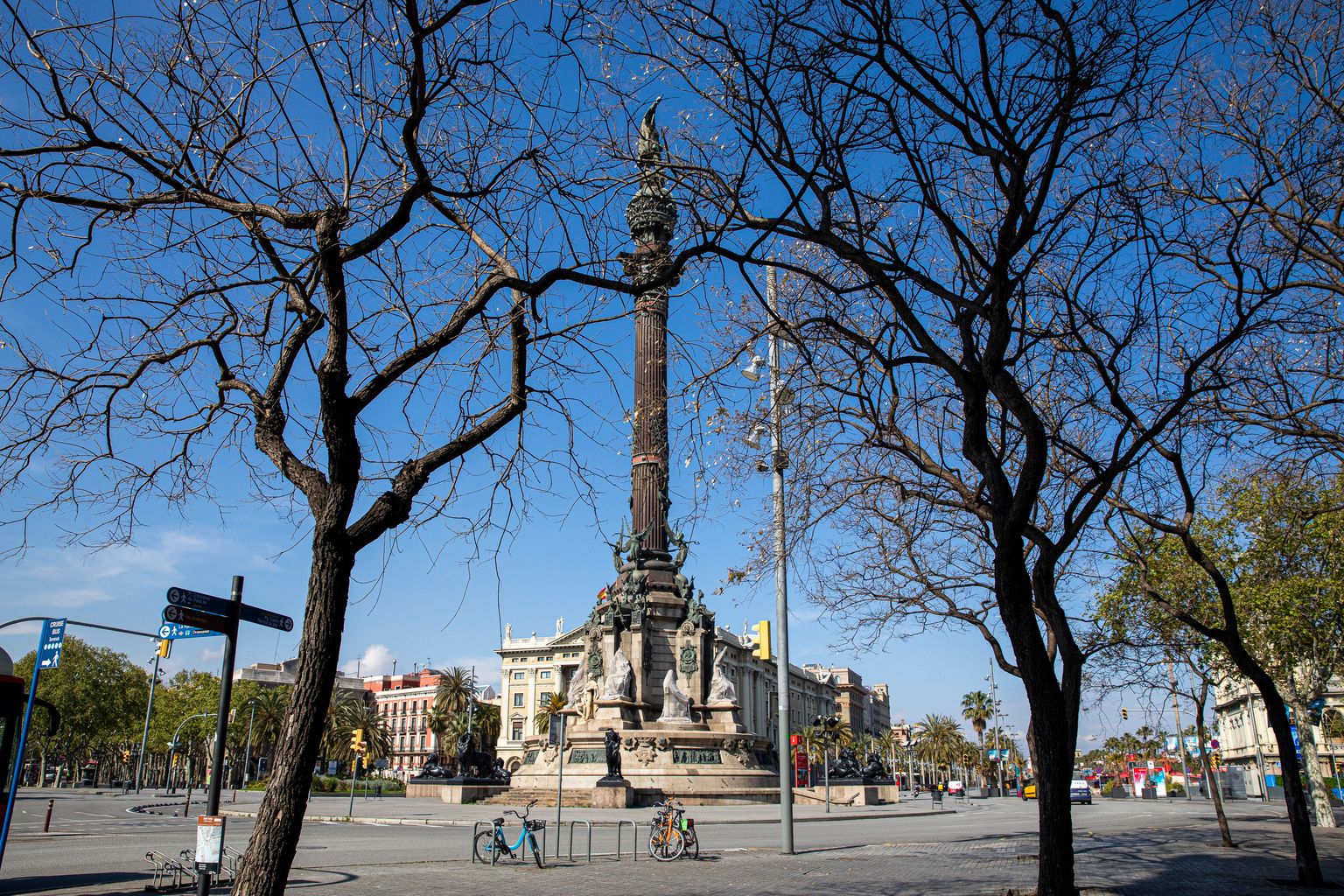 Monument a Cristòfor Colom i mirador totalment buit. Barri de la Barceloneta.