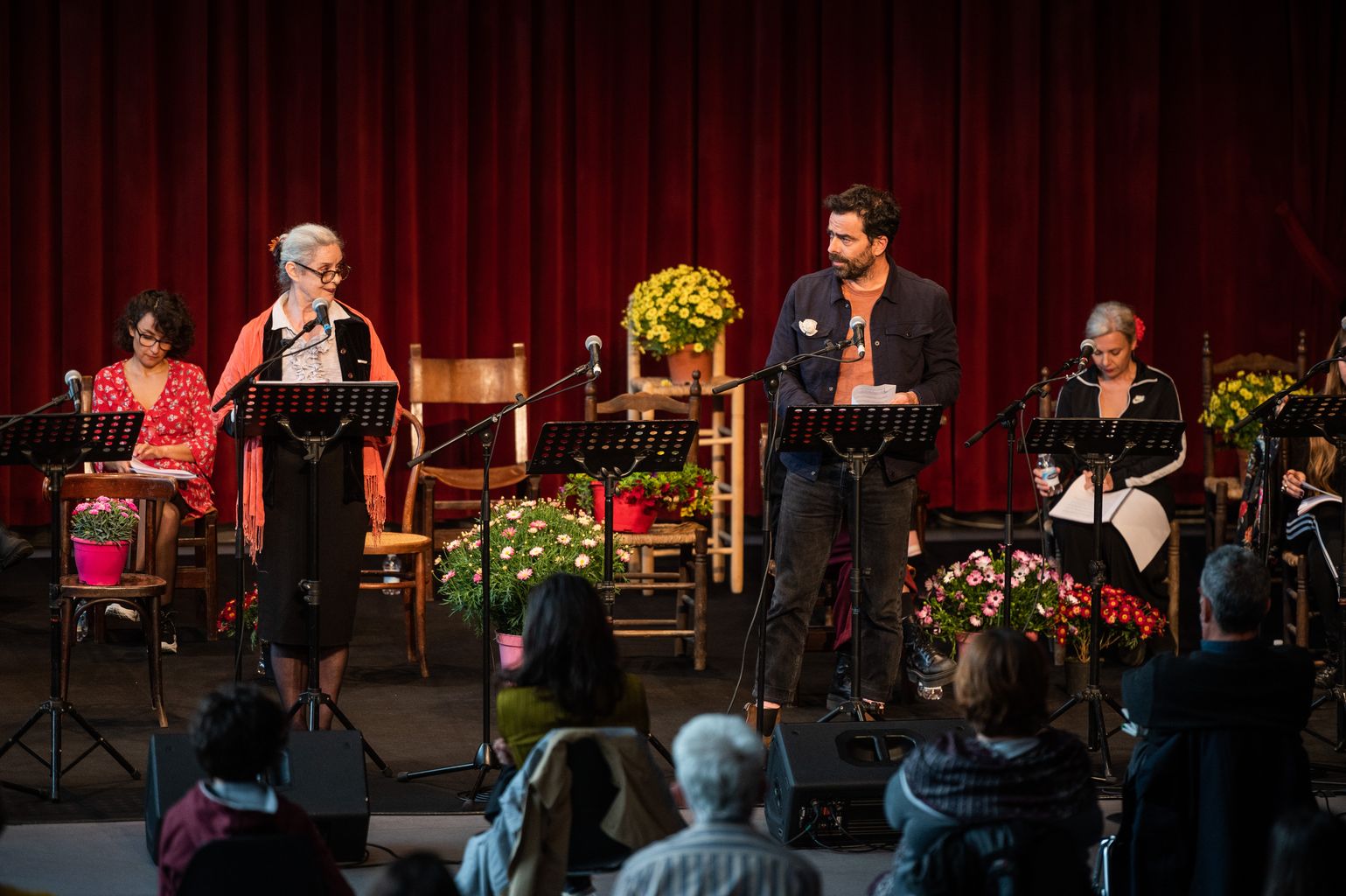 Públic i actors a la Sala Moragas de El Born CCM durant la lectura dramatitzada de “Doña Rosita la soltera o el lenguaje de las flores” a El Born CCM amb motiu de la Primavera Republicana