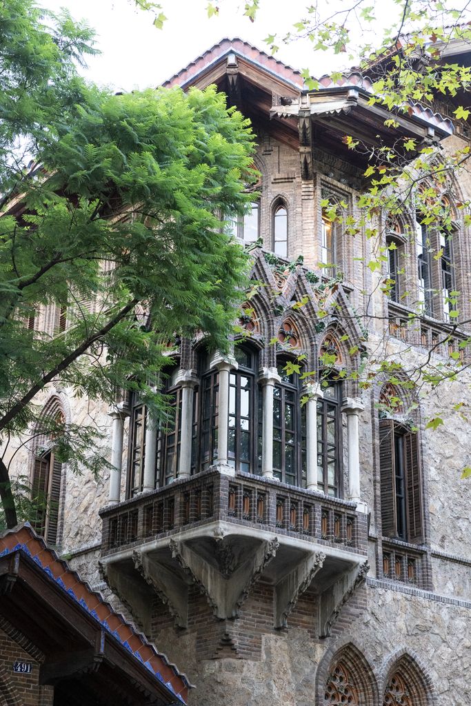Detalle de la tribuna de la Casa Golferichs, edificio modernista y actual centro cívico