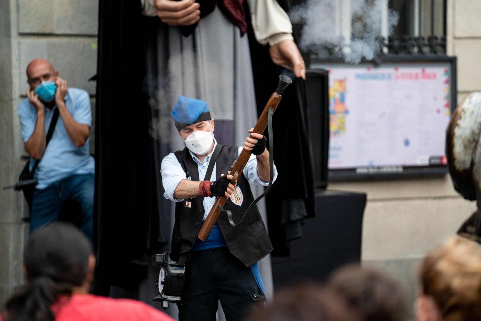 Un trabucaire de Gràcia dona el tret d’inici de la festa major