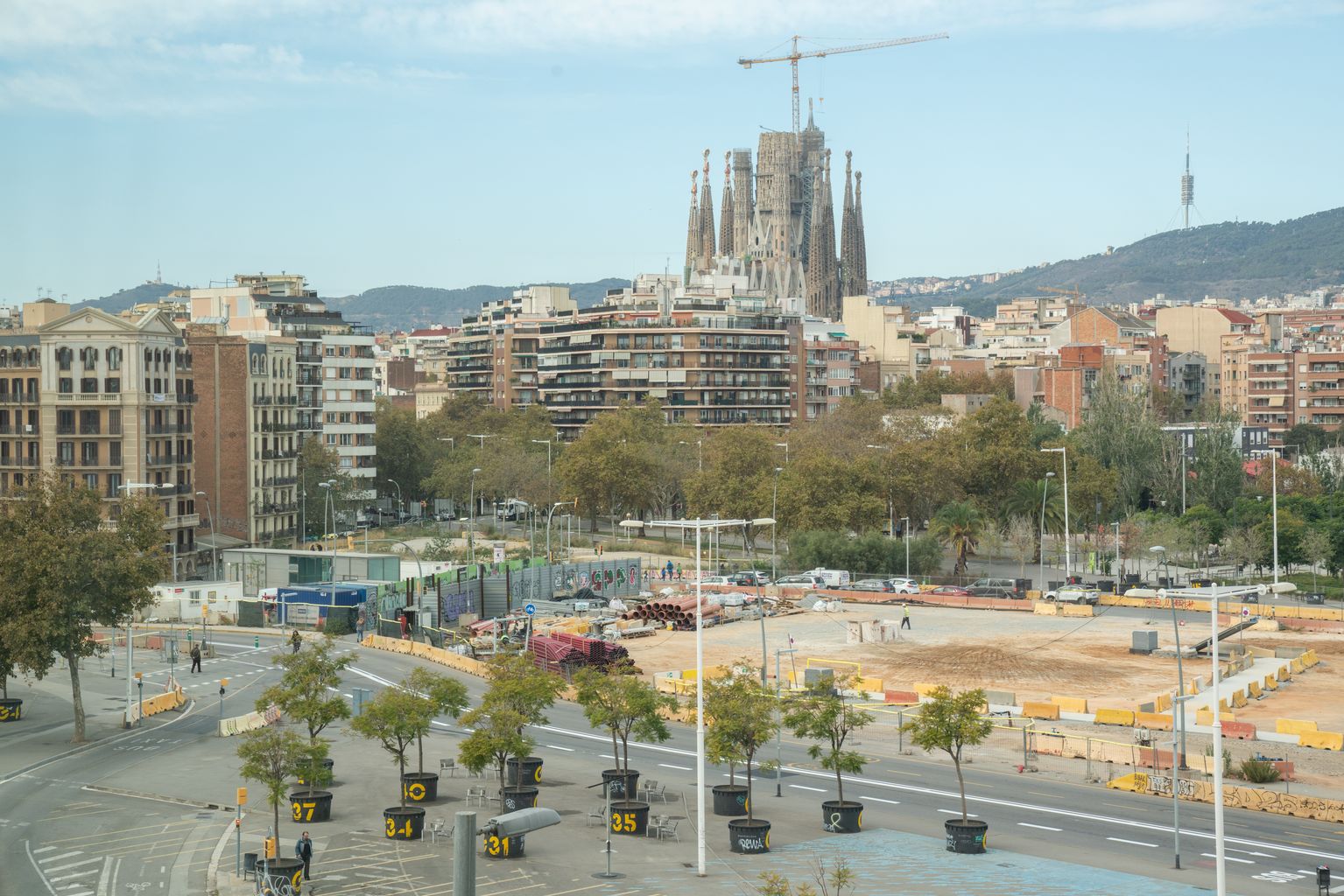 Vista sobre la part central i sud de la plaça de les Glòries Catalanes on es veu la Gran Via de les Corts Catalanes sense trànsit en superfície en sentit Besòs i amb trànsit en sentit Llobregat