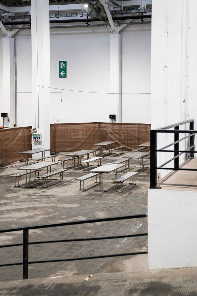 Pavelló per a persones sense llar. Una de les particions del pavelló on es troben les taules i els bancs