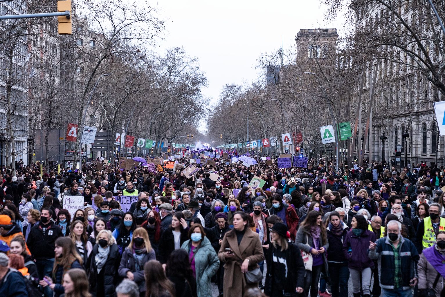Vista general de la manifestación del Día Internacional de las Mujeres a su paso por Gran Via de les Corts Catalanes