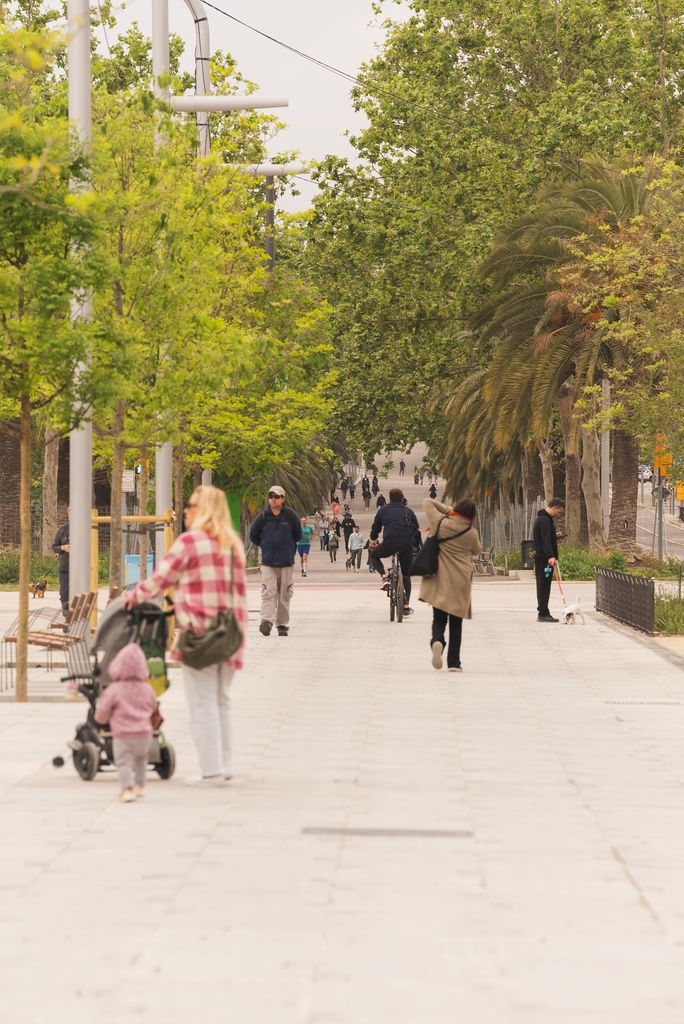 Persones caminen a l'avinguda Diagonal del nou parc de les Glòries
